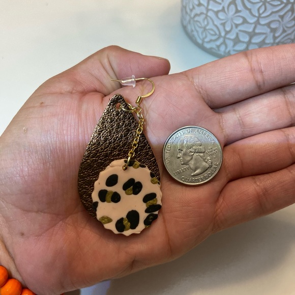 Cheetah print earrings with leather accent - Picture 3 of 3